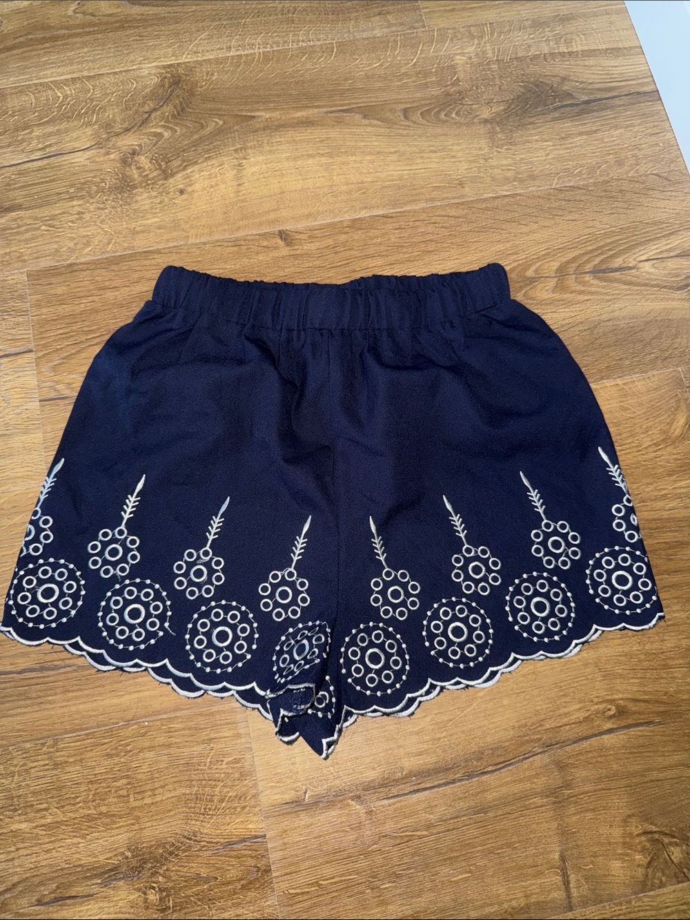 Blue and white scallop hem shorts